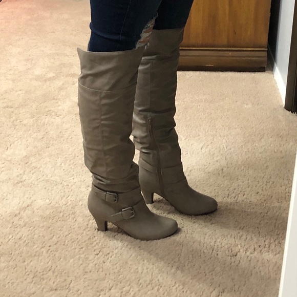 Gray Knee-High Side Zip Heeled Boots - Picture 4 of 6
